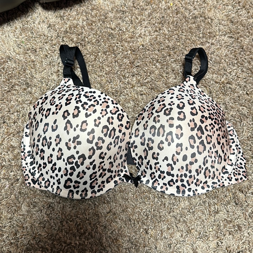 Victoria’s Secret 34DD push up bra